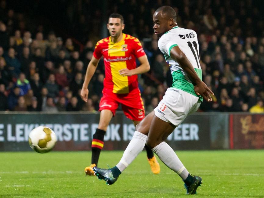 Alvin Daniels (r.) van FC Dordrecht schiet op goal, terwijl Go Ahead Eagles-verdediger Sven Nieuwpoort op de achtergrond toekijkt. (06-11-2015)