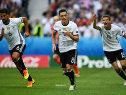 Die Nationalspieler um Mesut Özil (M.) kassieren 50.000 Euro für den Viertelfinaleinzug