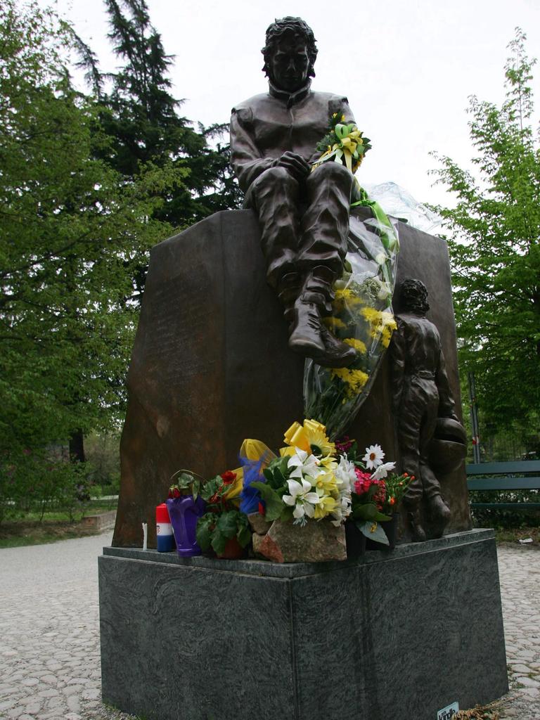 Памятник сенне на тамбурелло. Сенна памятник. Памятник айртону сенне. Айртон сенна гибель 1994. Бронзовый памятник айртону сенне.
