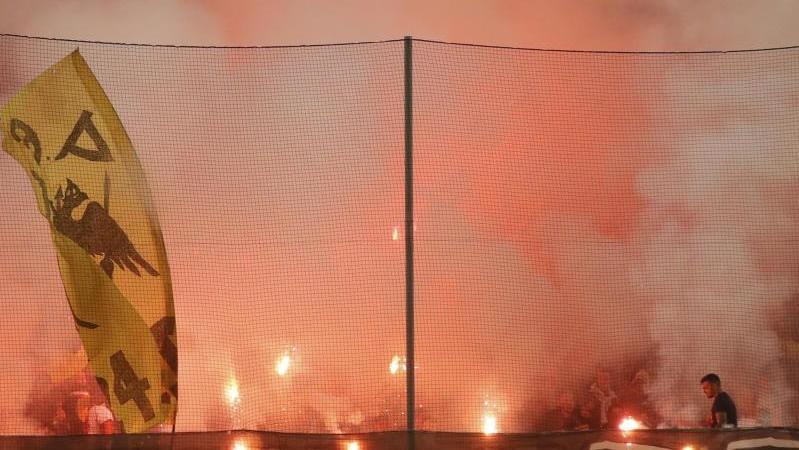 AEK-Fans zünden Pyrotechnik auf der Tribüne
