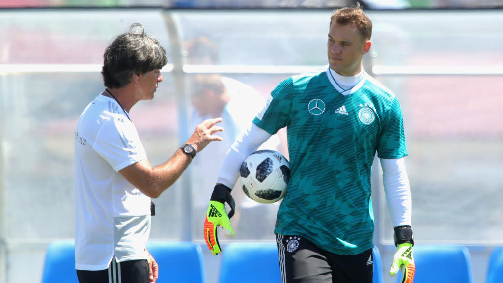 Vertraut bis zur EM 2020 weiter auf Manuel Neuer (r.): Bundestrainer Joachim Löw