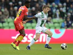 FC Groningen-speler Ruben Jenssen (r.) houdt Darren Maatsen (l.) van Go Ahead Eagles achter zich. (18-12-2016)