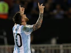 Lionel Messi dankt hogere machten voor zijn treffer tegen Chili. (24-03-2017)