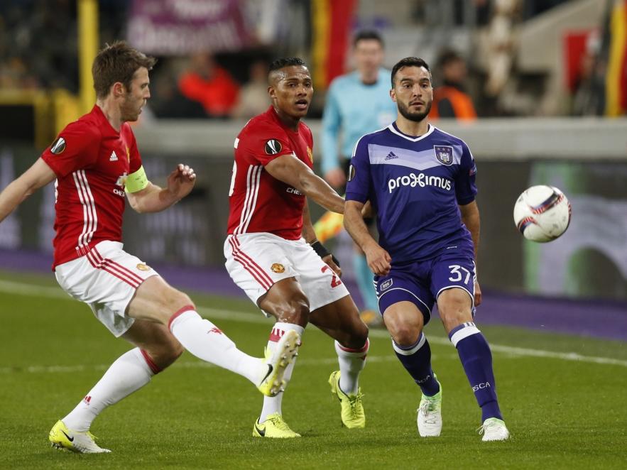 Zlatan Ibrahimović (r.), Rubén (l.) en Ivan Obradović (m.) volgen de bal. (13-04-2017)