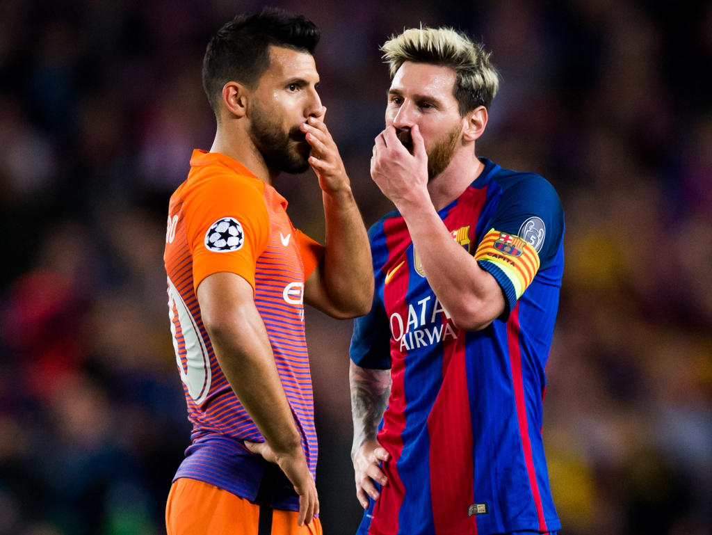 Messi (dcha.) y Agüero (izq.) conversan en un Barça-City del año pasado. (Foto: Getty)