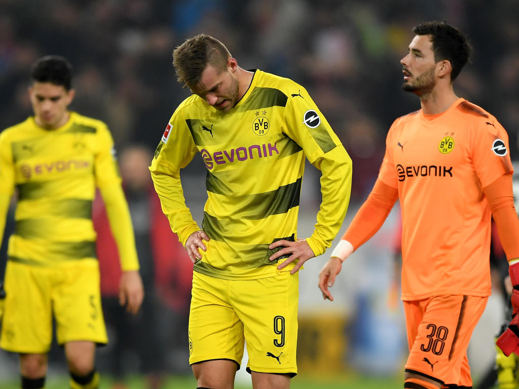 Los jugadores del Dortmund se marchan abatidos por la derrota. (Foto: Getty)