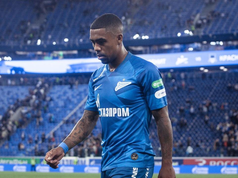 Malcom sale del campo tocado en Rusia.