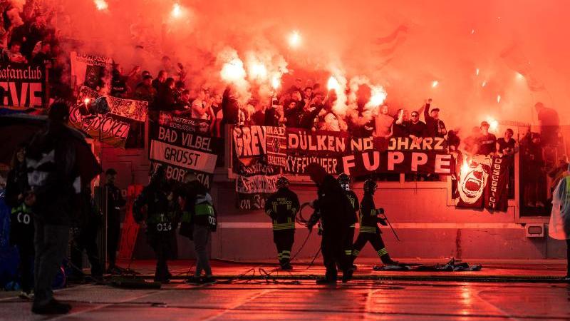 Gladbacher Fans brannten im Olympiastadion von Rom Bengalos ab
