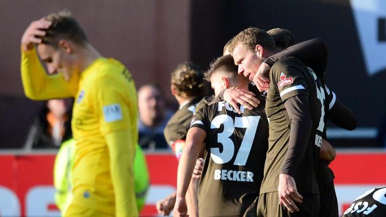 Die Spieler des FC St. Pauli feiern den Sieg gegen Arminia Bielefeld