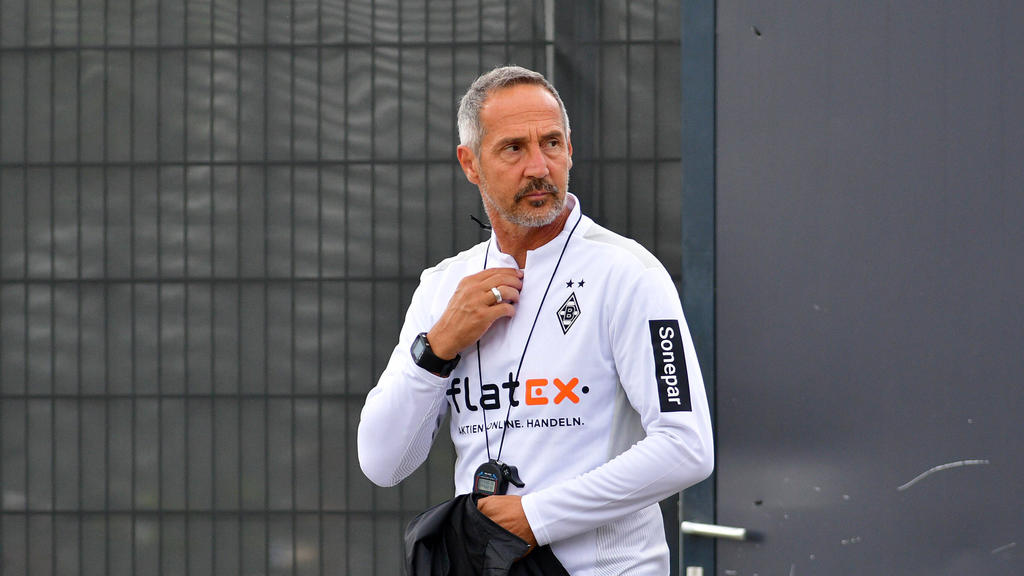 Borussia Mönchengladbachs Trainer Adi Hütter verfolgt das Training seiner Mannschaft