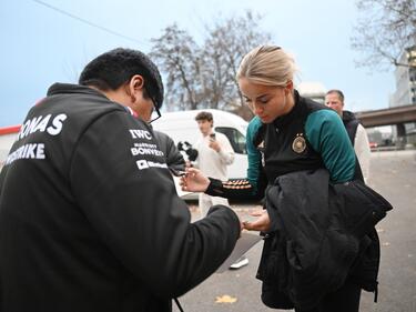 Training in Stuttgart: DFB-Kapitänin Giulia Gwinn verteilt ein Autogramm