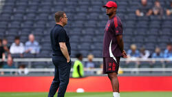 Vincent Kompany (r.) im Gespräch mit Max Eberl (l.)