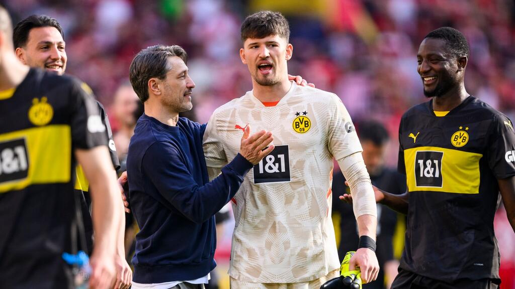 Glückwünsche vom Coach: Niko Kovac gratuliert Torhüter Gregor Kobel. Glückwünsche vom Coach: Niko Kovac gratuliert Torhüter Gregor Kobel.