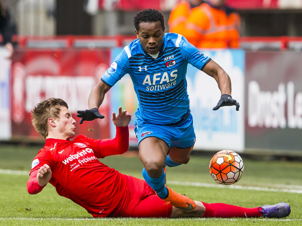 Hidde ter Avest (l.) begaat een overtreding op Levi García tijdens het competitieduel FC Twente - AZ Alkmaar. (20-03-2016)