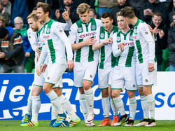 FC Groningen komt halverwege de tweede helft op een 1-0 voorsprong tegen Roda JC. De spelers vieren gezamenlijk het doelpunt van Albert Rusnák. (19-04-2016)