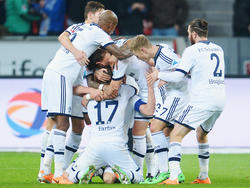 Im Erfolg vereint: Schalkes Spieler feiern den vierten Sieg in Serie