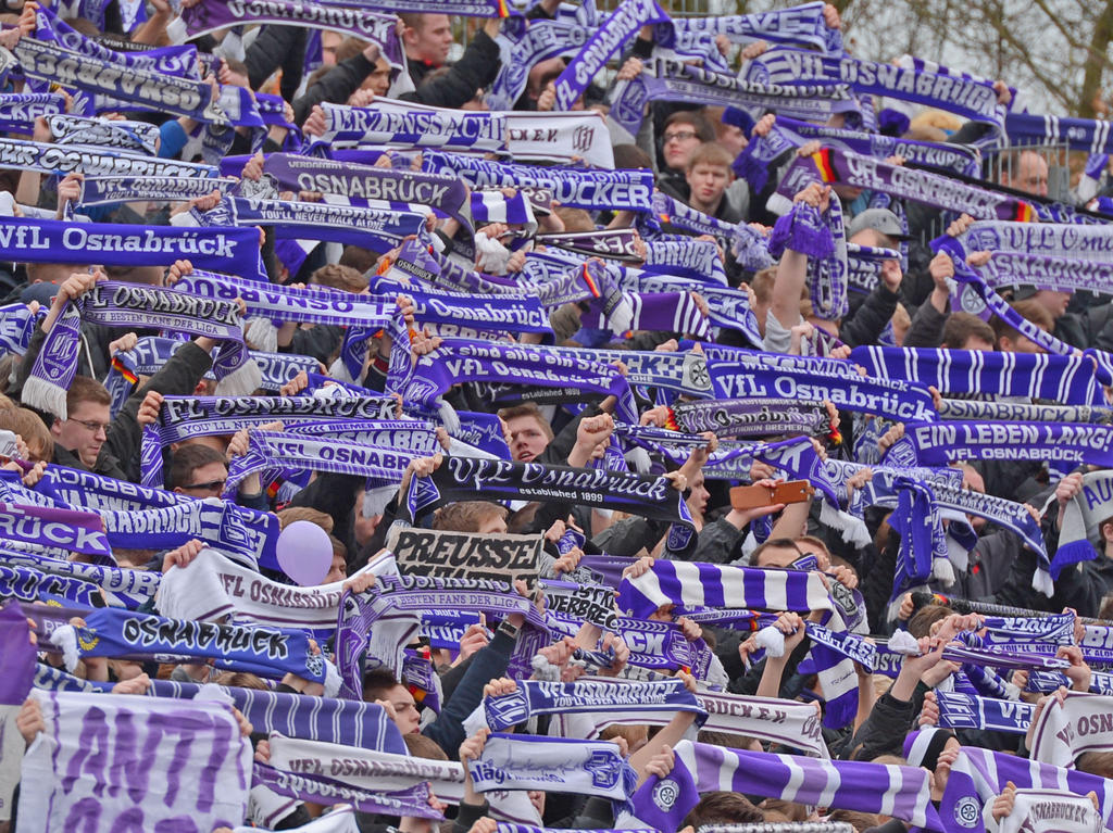 Die Anhänger des VfL Osnabrück unterstützen ihren Club beim Kampf um die Lizenz