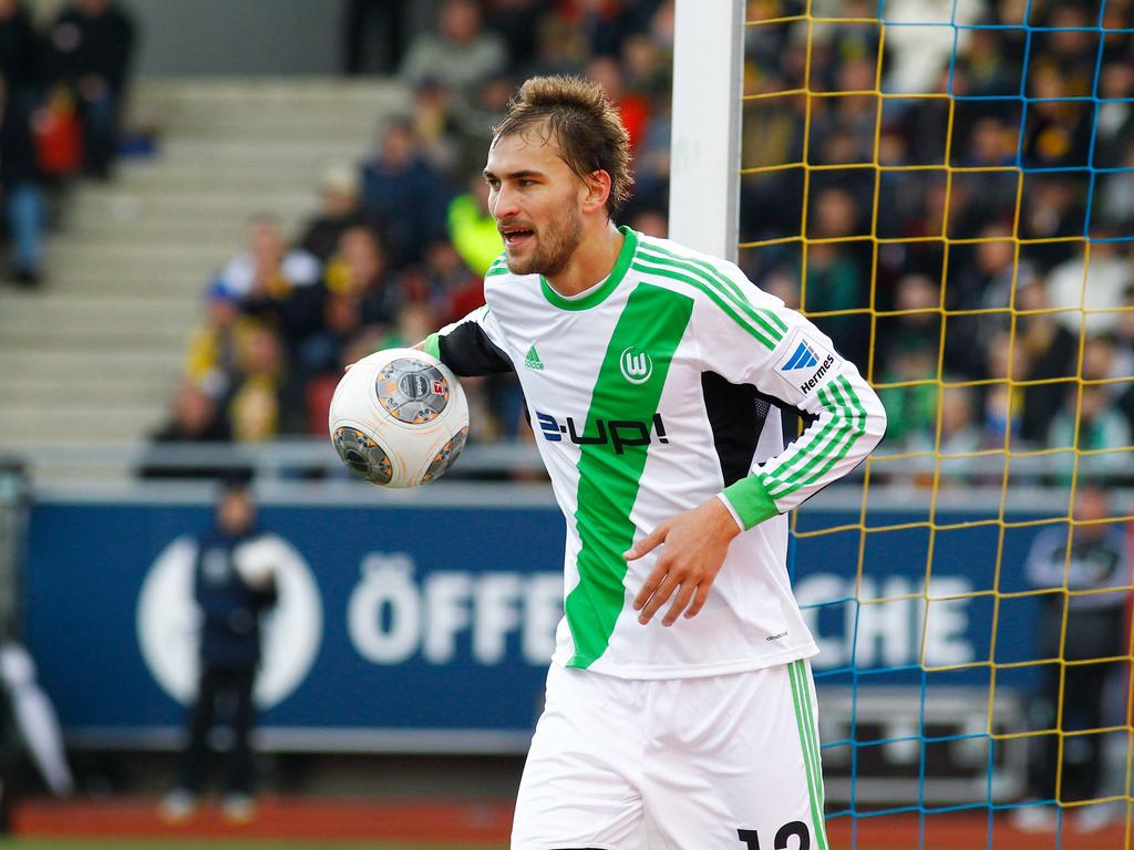 Bas Dost haalt de bal uit het doel tijdens Eintracht Braunschweig - VfL Wolfsburg. (15-3-2014)