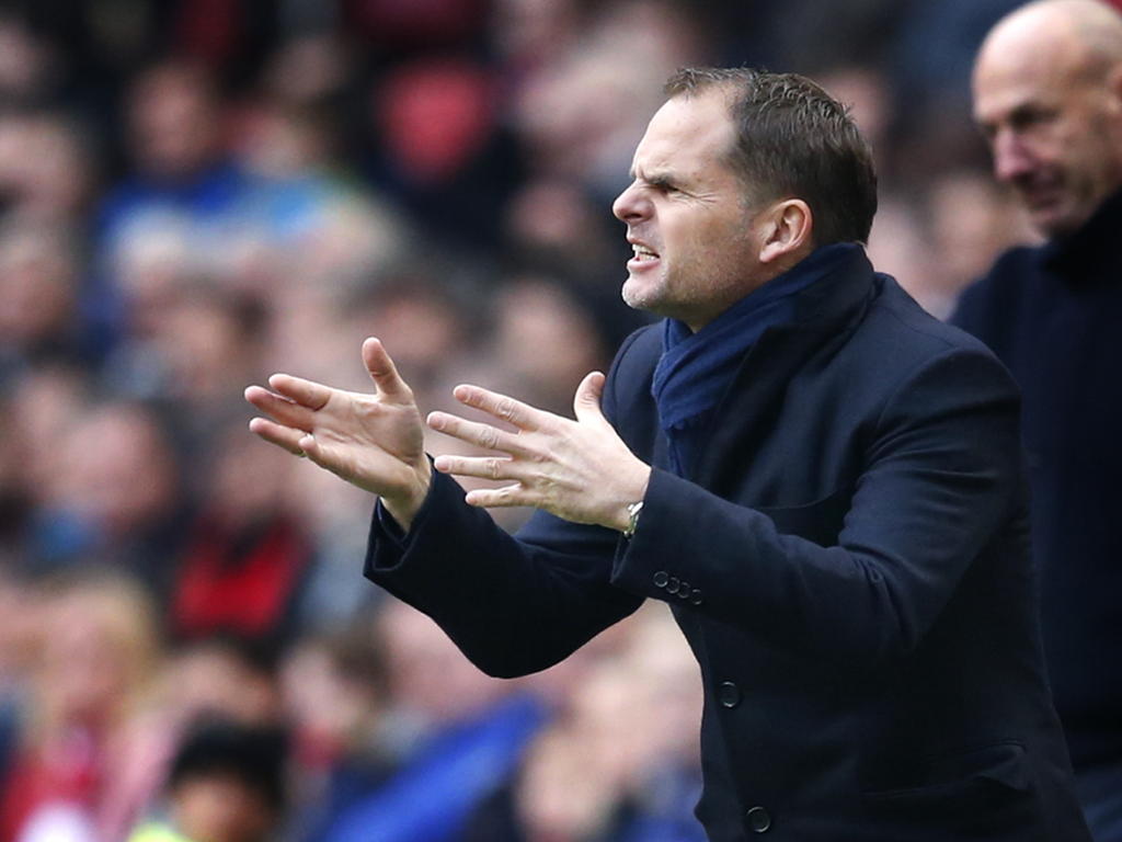 Frank de Boer geeft aanwijzingen aan zijn team Ajax in de wedstrijd tegen FC Utrecht. (14-12-14) Frank de Boer geeft aanwijzingen aan zijn team Ajax in de wedstrijd tegen FC Utrecht. (14-12-14)