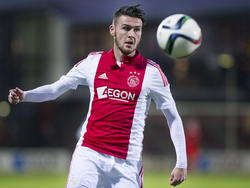 Sam Hendriks in balbezit namens Jong Ajax in het duel met de Graafschap in de Jupiler League. (20-12-14)