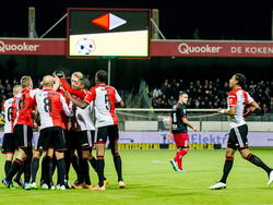De Feyenoorders vieren met het hele elftal de 0-1 tegen Excelsior. In het midden loopt Adil Auassar teleurgesteld weg. (06-12-2014)