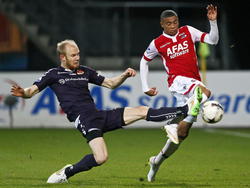 Jop van der Linden (l.) probeert Dabney dos Santos (r.) met een tackle van de bal te krijgen tijdens AZ-Go Ahead Eagles in de Eredivisie. (06-12-14)
