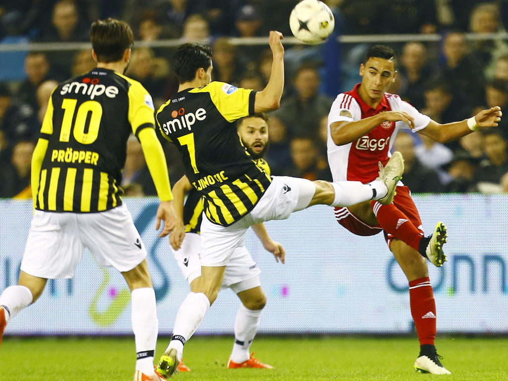 Marko Vejinović (m.) en Davy Pröpper (l.) zetten Anwar El Ghazi (r.) onder druk tijdens de wedstrijd tussen Vitesse en Ajax. (01-02-2015)