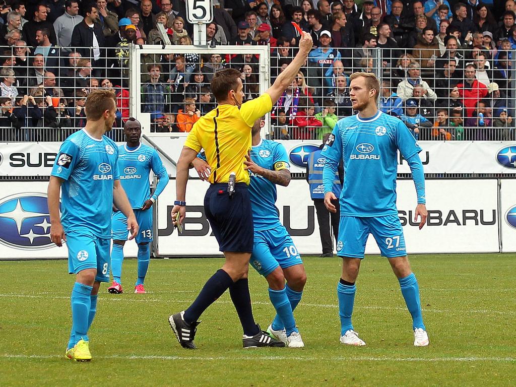 Fabian Baumgärtel (r.) von den Stuttgarter Kickers ist für drei Spiele gesperrt worden