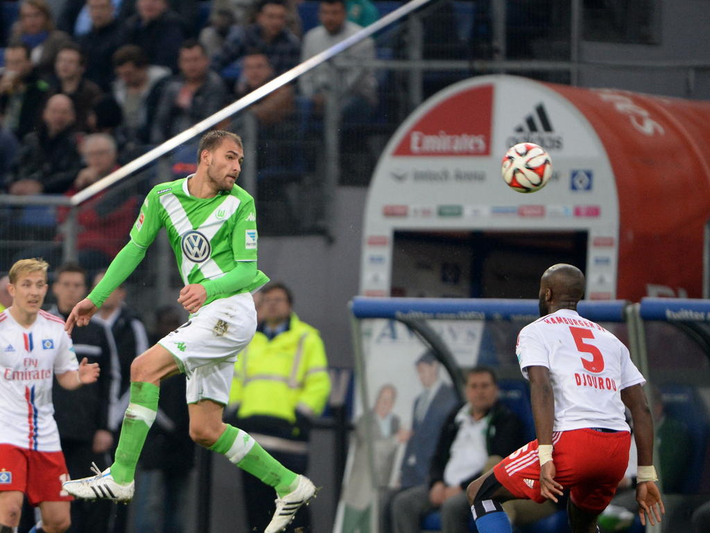 Bas Dost kopt de bal op doel maar een doelpunt blijft uit. (11-04-2015)