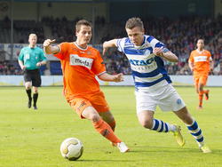Tom Overtoom (l.) probeert Edwin Linssen (r.) af te stoppen tijdens het play-offduel De Graafschap - FC Volendam. (28-05-2015)