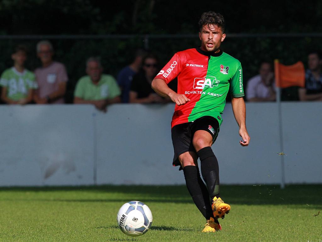 Marco Ospitalieri mag in een periode van drie weken proberen een contract af te dwingen bij NEC. De transfervrije middenvelder annex verdediger speelt hier mee in een oefenwedstrijd van de Nijmegenaren tegen van de amateurtak van NEC. (11-07-2015)