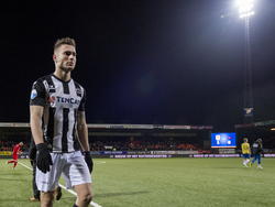 Bart Schenkeveld loopt teleurgesteld van het veld na de competitiewedstrijd SC Cambuur - Heracles Almelo. (28-02-2015)