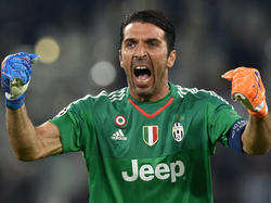 Nachdem Alvaro Morata das Tor zum 1:0 für Juventus in der Champions-League-Partie gegen Sevilla erzielt hat, ballt Kapitän Gigi Buffon jubelnd die Fäuste. (30.9.2015)