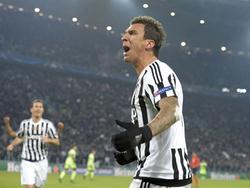 Tegen de verhoudingen in komt Juventus op voorsprong. Mario Mandžukić zet zijn ploeg op voorsprong tegen Manchester City: 1-0. (25-11-2015)
