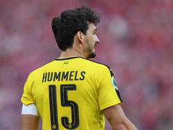 Mats Hummels leidt zijn ploeg tijdens zijn afscheidswedstrijd. De mandekker van Dortmund stapt over naar Bayern München, uitgerekend de tegenstander zijn laatste wedstrijd. (21-05-2016)