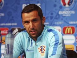 Darijo Srna, de aanvoerder van Kroatië op het Europees Kampioenschap in Frankrijk meldt zich op de persconferentie voor de wedstrijd tegen Turkije. (11-06-2016)