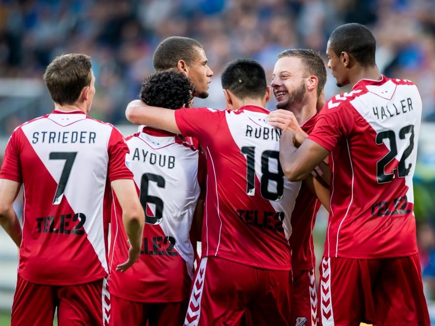FC Utrecht viert de 1-2 van Bart Ramselaar (tweede van rechts) tijdens het competitieduel sc Heerenveen - FC Utrecht (12-08-2016).