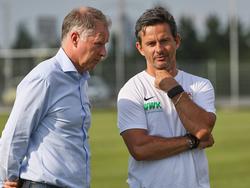 Reuter (l.) im Gespräch mit Augsburg-Coach Schuster
