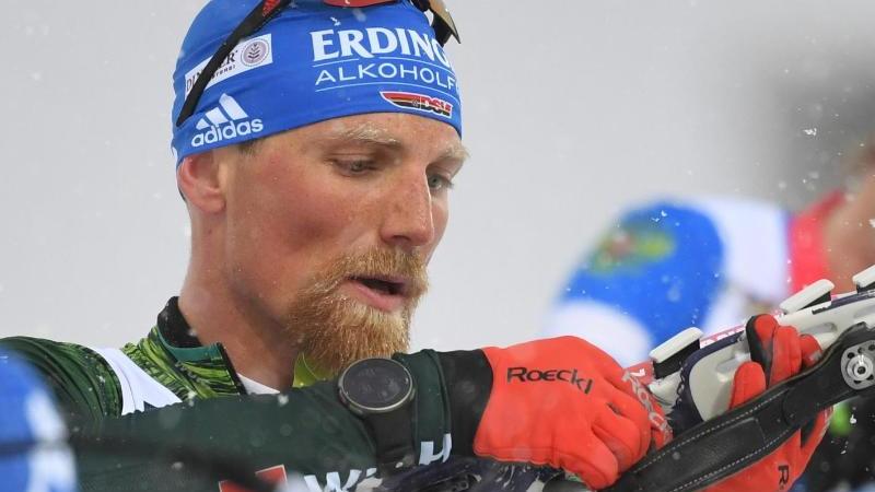 Muss nach einem Schlüsselbeinbruch eine Zwangspause einlegen: Biathlet Erik Lesser Muss nach einem Schlüsselbeinbruch eine Zwangspause einlegen: Biathlet Erik Lesser