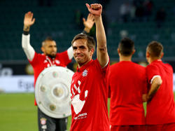 Philipp Lahm feierte den Meistertitel mit den Bayern-Fans. Foto: Swen Pförtner