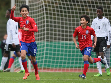 Jubel bei Woo-Yeong Jeong (l.) nach seinem Treffer gegen die deutsche U15