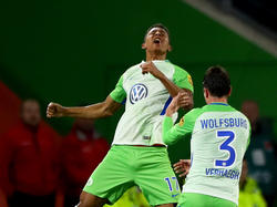 Felix Uduokhai (l.) überzeugt beim VfL Wolfsburg
