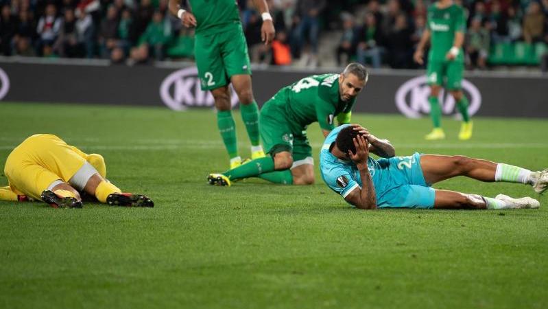 Lukas Nmecha (r.) prallte kurz vor Spielende mit dem gegnerischen Torwart zusammen Lukas Nmecha (r.) prallte kurz vor Spielende mit dem gegnerischen Torwart zusammen