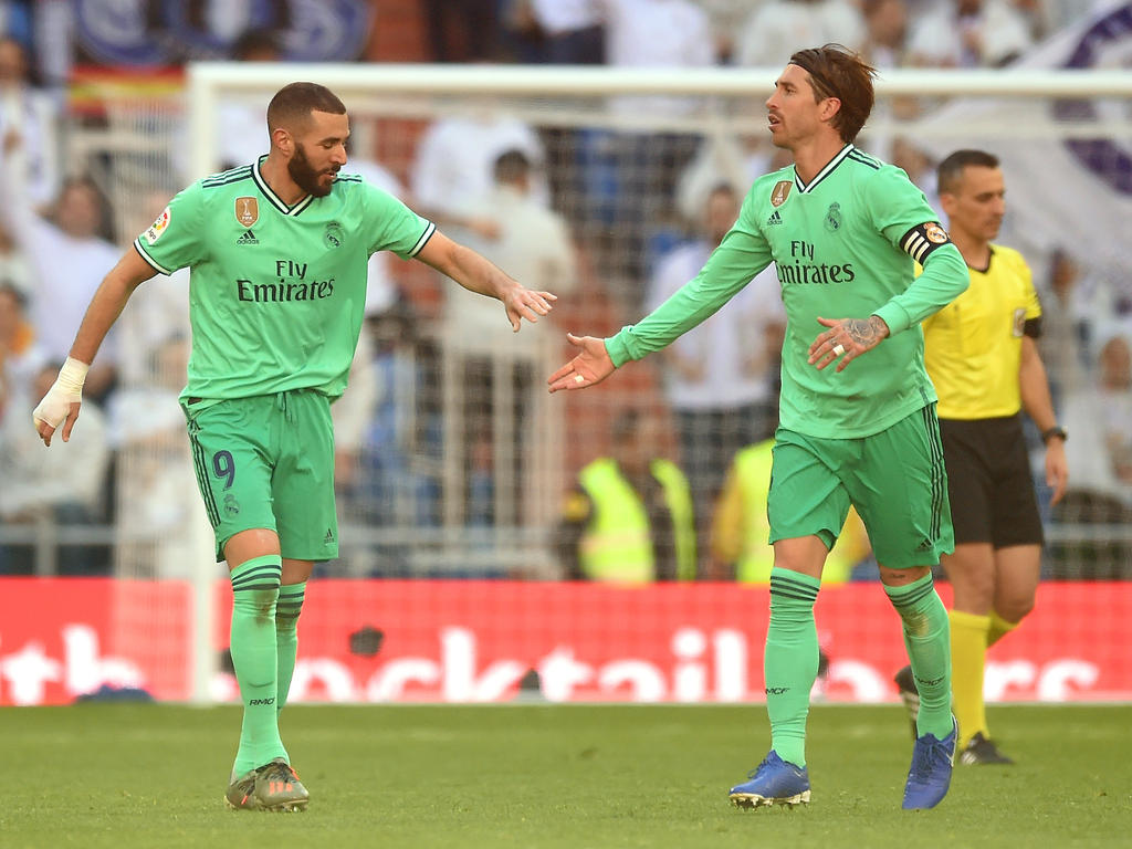 Ramos felicita a Benzema por su gol.