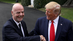 Mächtigster Mann des Weltfußballs: FIFA-Präsident Gianni Infantino (l.)