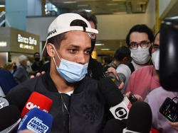 Pedrinho atiende a la prensa en su llegada a Brasil.
