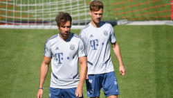 Bayern München unterstützt mit Schutz-Masken die Aktion von Leon Goretzka (l.) und Joshua Kimmich