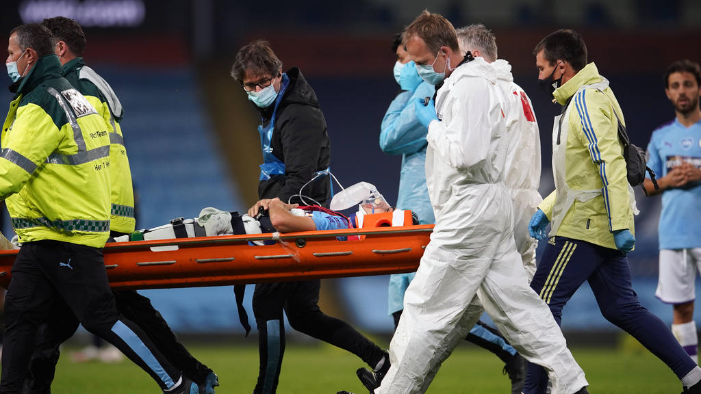 Eric García von Manchester City wird mit Halskrause und Sauerstoffmaske vom Feld getragen