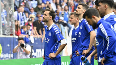 Kenan Karaman (l.) nahm den Frust der mitgereisten Schalke-Anhänger in vorderster Reihe entgegen