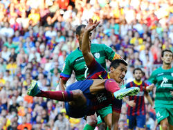 2013/2014 startet Barcelona mit einem 7:0-Kantersieg über Levante in die Saison. Die erste Bude erzielt dabei Alexis Sánchez, der sich hier hingegen sehenswert, aber vergeblich, am Torerfolg versucht.